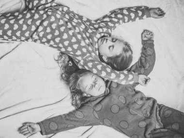 Kızlar pijama uyuyacak, üstten görünüm