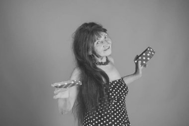 Mutlu kadın elinde hediye.