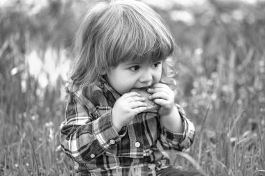 Küçük çocuk açık