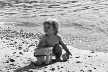 Kumsalda oynarken çocuk