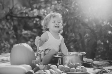 Piknik boy gülümseyerek