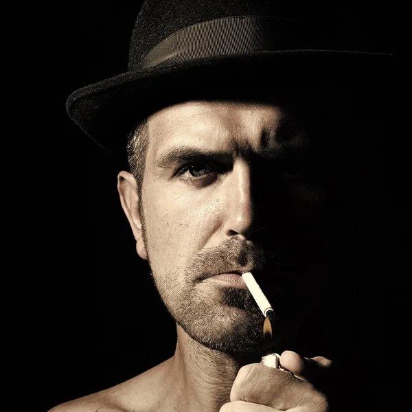 Άνθρωπος με τσιγάρο — Φωτογραφία Αρχείου