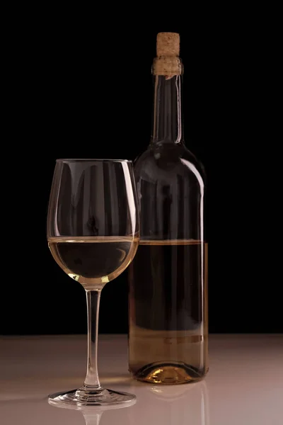 Μπουκάλι και κύλικα με λευκό κρασί — Φωτογραφία Αρχείου