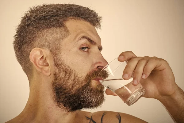 Hipster trinken sauberes gesundes Wasser, erfrischend. — Stockfoto