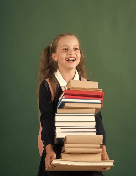Mädchen im Klassenzimmer auf grünem Hintergrund. Schulmädchen mit fröhlichem Gesicht — Stockfoto