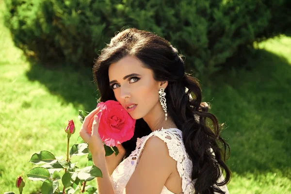 Braut mit langen brünetten Haaren mit Blume. — Stockfoto