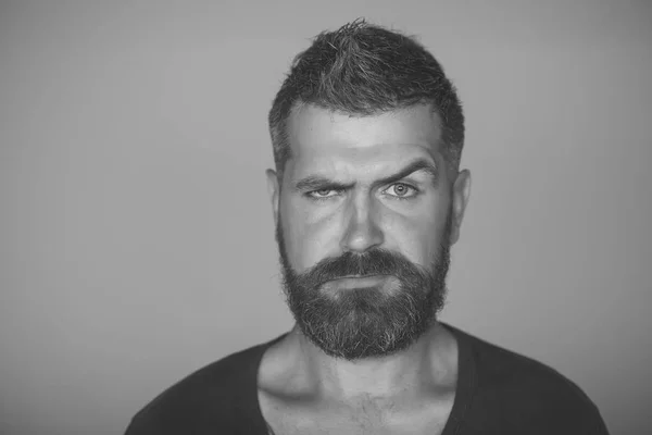 Hipster άνθρωπος με συνοφρύωμα πρόσωπο, γένια, μουστάκι, τα μαλλιά — Φωτογραφία Αρχείου