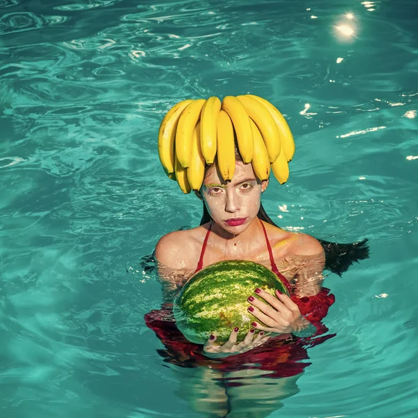 Moda mujer sandía y plátano disfrutar en la piscina . — Foto de Stock