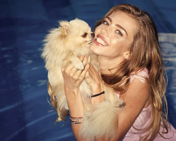 Šťastná žena a pes v bazénu — Stock fotografie