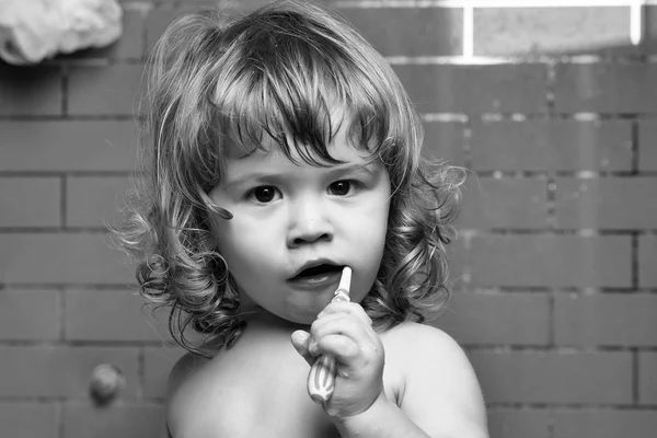 Menino com escova de dentes — Fotografia de Stock