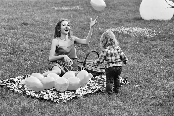 Broer en zus met ballonnen — Stockfoto