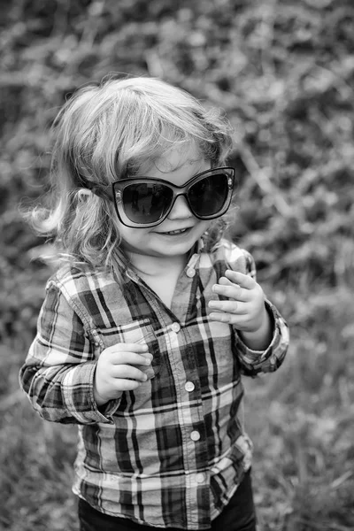 Kleiner Junge im Freien — Stockfoto