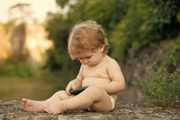 Dziecko grając z telefonu komórkowego — Zdjęcie stockowe