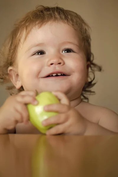 Portrait of small baby boy with apple — Stock Photo, Image
