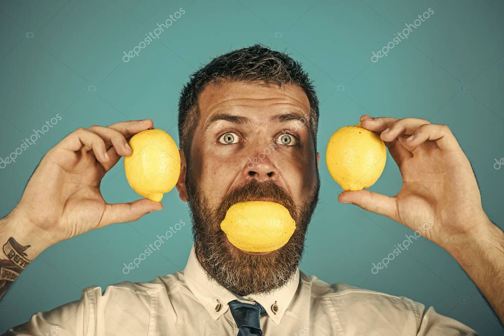 Вкус удивляет. Человек ест лимон. Человаек съевший Лемон. Человек который сильно ест лимоны. Джо ест лимон.