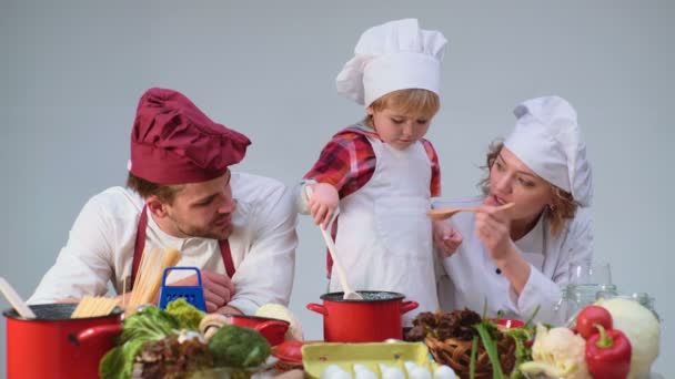 Cocina familiar cocina alimentos concepto de niebla. Comida de cocina familiar en la cocina juntos. Lindo niño y su padre guapo cortando verduras y sonriendo mientras cocina en casa . — Vídeos de Stock