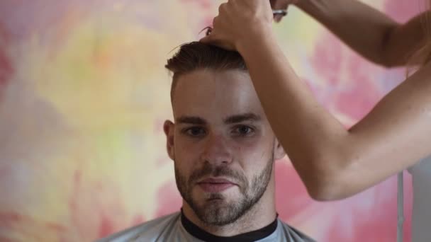 Mens frisyr på Frisör saxen. Stor tid på barbershop. Glad ung skäggig man få frisyr av frisör. Ung Man i Barbershop Hair Care servicekoncept. — Stockvideo