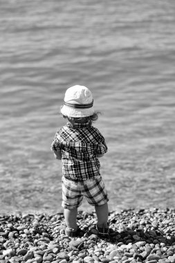 Çakıl plajı üzerinde erkek bebek