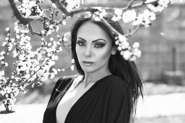 Bahar çiçeği kadınla