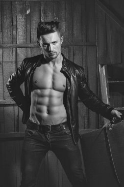 Takım elbise çantası ile birlikte güçlü adam