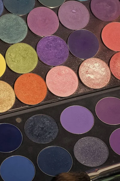 Het kleurrijke palet make-up — Stockfoto