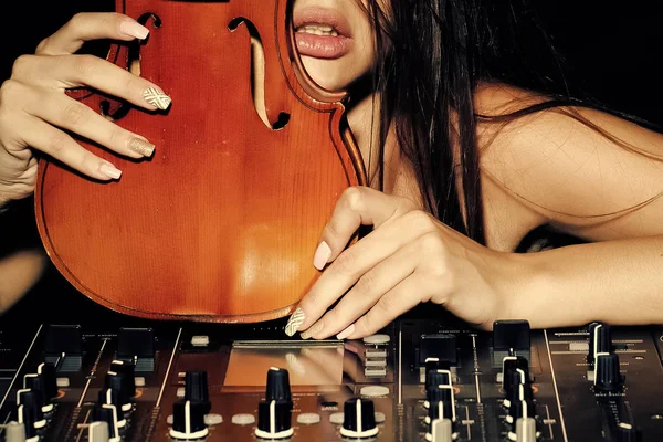 Sensual dj woman with violin — Stock Photo, Image