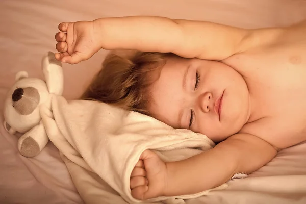 Adormecido bebê adorável pequeno menino dormindo criança — Fotografia de Stock