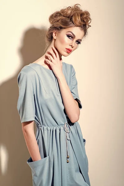Sensuell kvinna pose i blå klänning, mode — Stockfoto
