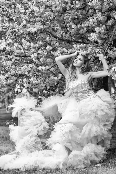 Menina glamour em flor rosa — Fotografia de Stock