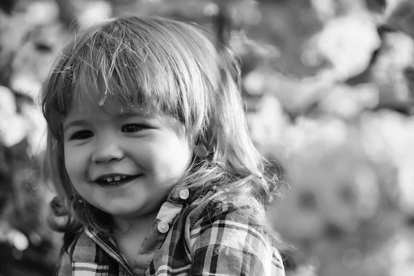 Ragazzo sorridente in fiore — Foto Stock