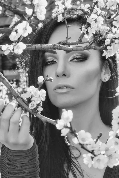 Kadın bahar bloom ile — Stok fotoğraf