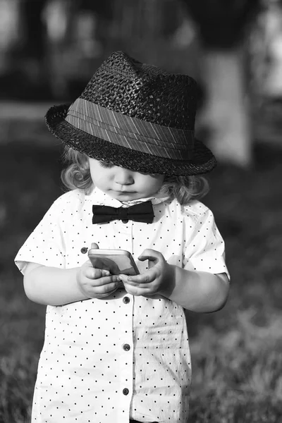 Retro pojke med mobiltelefon — Stockfoto