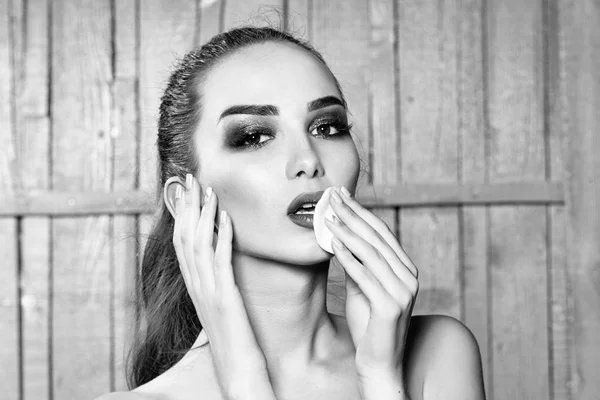Mujer bonita quitando maquillaje — Foto de Stock