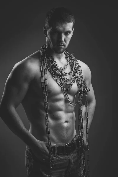 Muskularny mężczyzna z liny — Zdjęcie stockowe