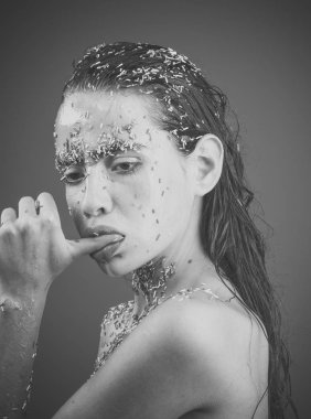 Kadın ağzına başparmak tutarak şeker serpin dudaklı.