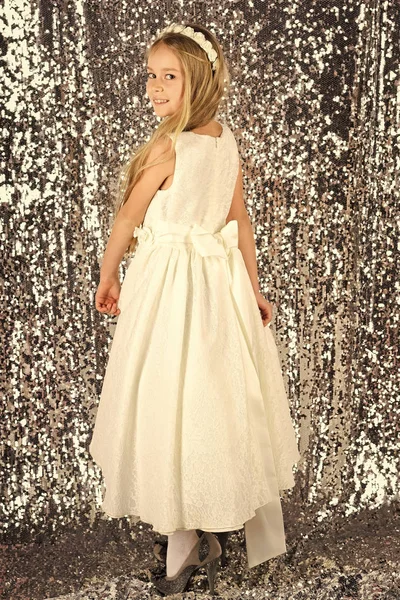 Menina bonita em um vestido branco. sorrindo bonito menina . — Fotografia de Stock