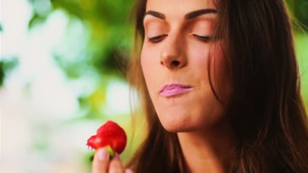 Donna con la fragola. Bella donna mangiare una fragola . — Video Stock