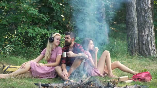 Amigos que acampan comiendo concepto de comida. Campamento bosque aventura viaje remoto relajarse concepto. Jóvenes que acampan — Vídeo de stock