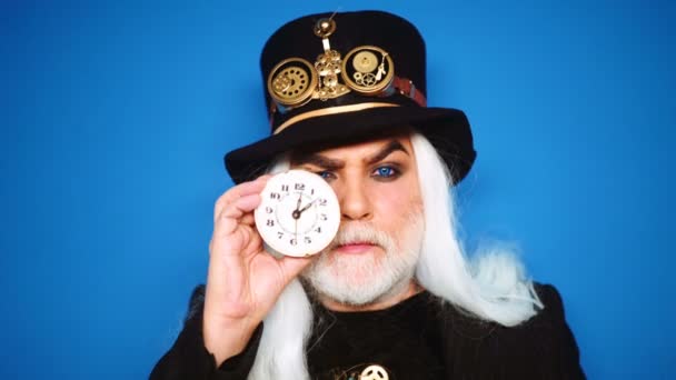 Ωρολογοποιός, ο χρονικός φύλακας, γραμμή του χρόνου. Φορά ο οδηγός. Γέρος με το ρολόι. Ο χρόνος είναι χρήμα. — Αρχείο Βίντεο