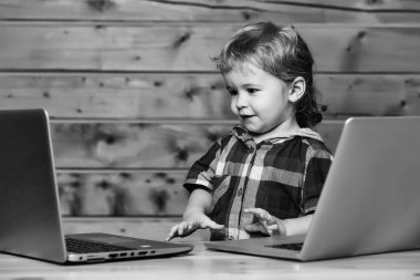 Sevimli çocuk bilgisayarlar üzerinde çalış
