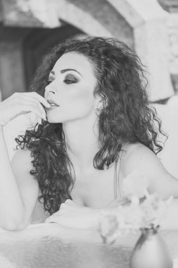 çekici bir kadın masada