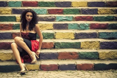 merdivenlerde genç kadın