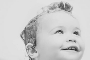 Banyoda erkek çocuk portresi