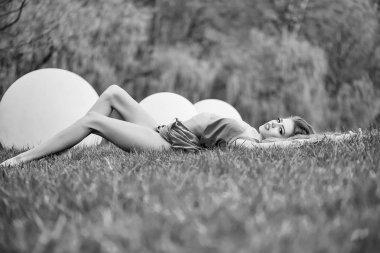 Çimenlerde uzanan kadın