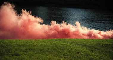 Pembe nehir suyu, spor, yeşil çimenlerin üzerinde duman