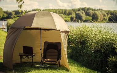 Nehir ya da göl Plajda şemsiye Balık tutma