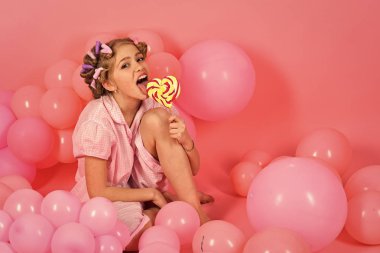 Parti balonları, çocukta curlers, pijama moda.