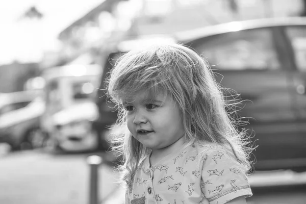 Schattige babyjongen lopen op straat stad — Stockfoto