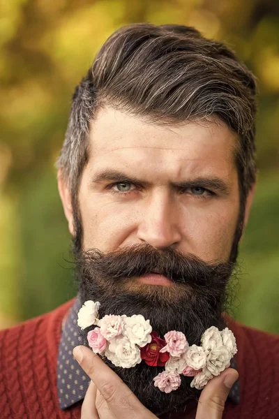 수염에 꽃을 가진 남자 — 스톡 사진