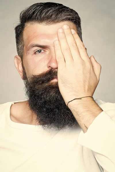 Skäggiga gråhåriga mannen med mustasch — Stockfoto